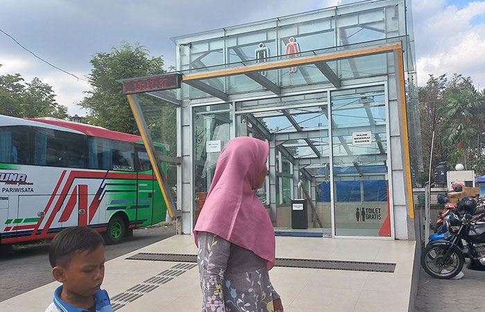 TEPIS KESAN KUMUH: Petugas menjaga toilet gratis di kawasan Titik Nol Kilometer, tepatnya di depan gedung Bank Indonesia (BI) Jogja.