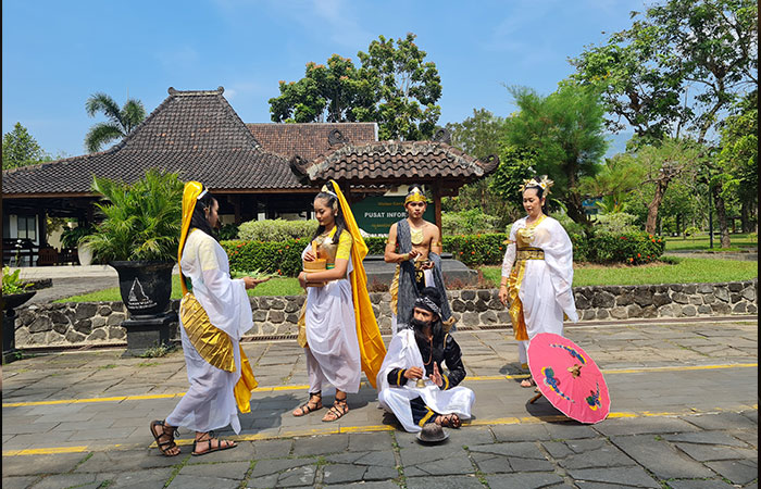 BUDAYA: Para peserta menampilkan kesenian dari tradisi budaya rakyat ruwat-rawat Borobudur sebelum melakukan ritual Dhama Bhakti Usadha, Senin (12/6/2023)