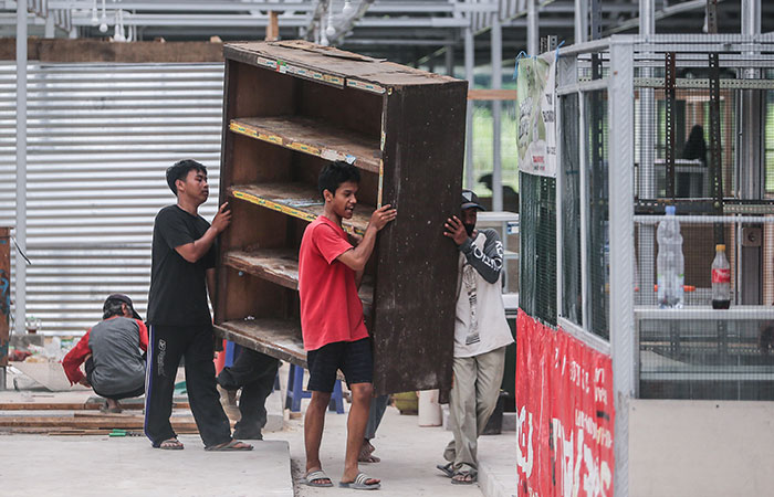 KOMPAK: Pedagang pasar gotong royong memindahkan barang-barang untuk berdagang di pasar relokasi, Dusun Berjo, Sidoluhur, Godean Senin&nbsp;(12/6/2023).