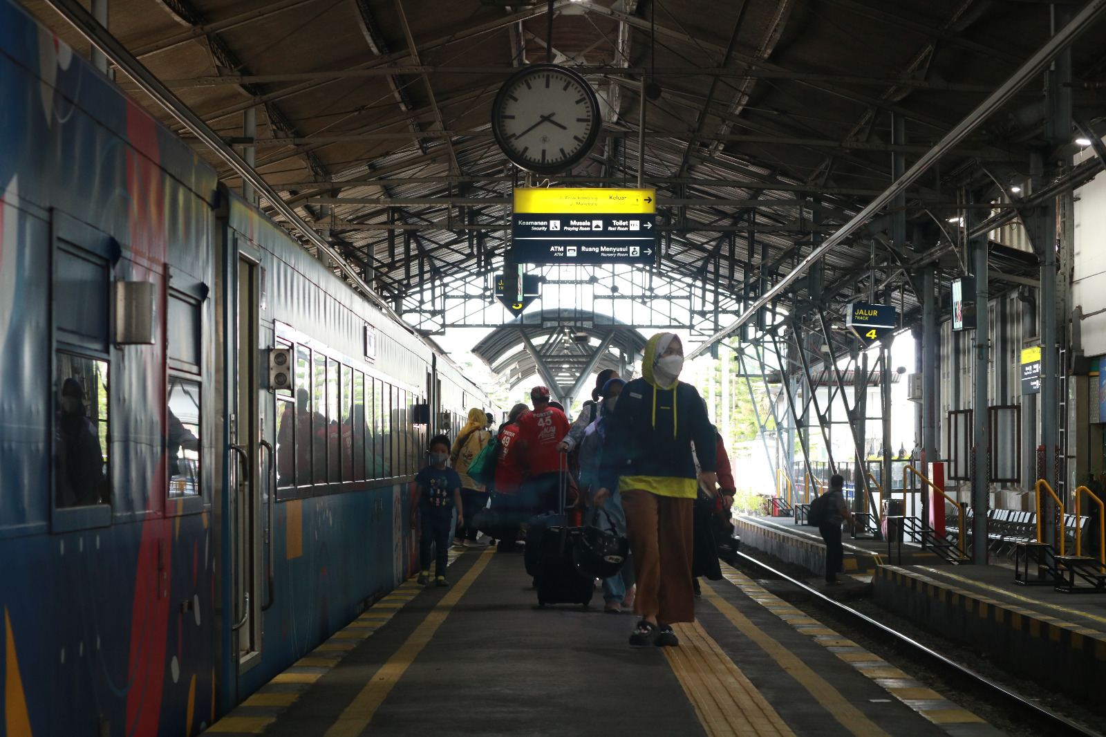 PULANG : Suasana Stasiun Jogjakarta pasca penerapan aturan penumpang tidak wajib bermasker, Senin (12/6).