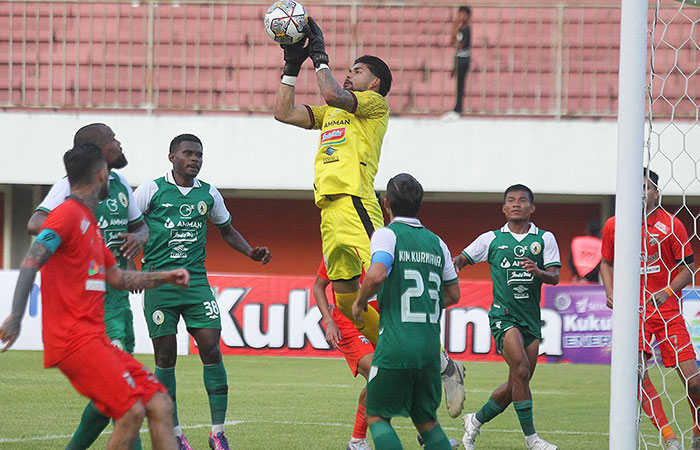 DUEL ATAS: Perebutan bola di depan gawang PSS Sleman saat laga uji coba menghadapi Borneo FC di Maguwoharjo International Stadium (MagIS), Minggu (11/6).