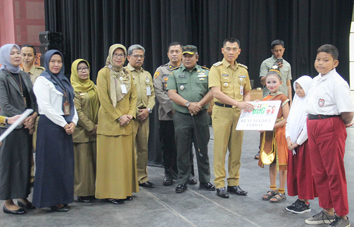 MANFAAT - Siswa SD secara simbolis menerima bantuan beasiswa dari program Gunungkidul Cerdas di gedung TBG Playen Senin (12/6/2023).
