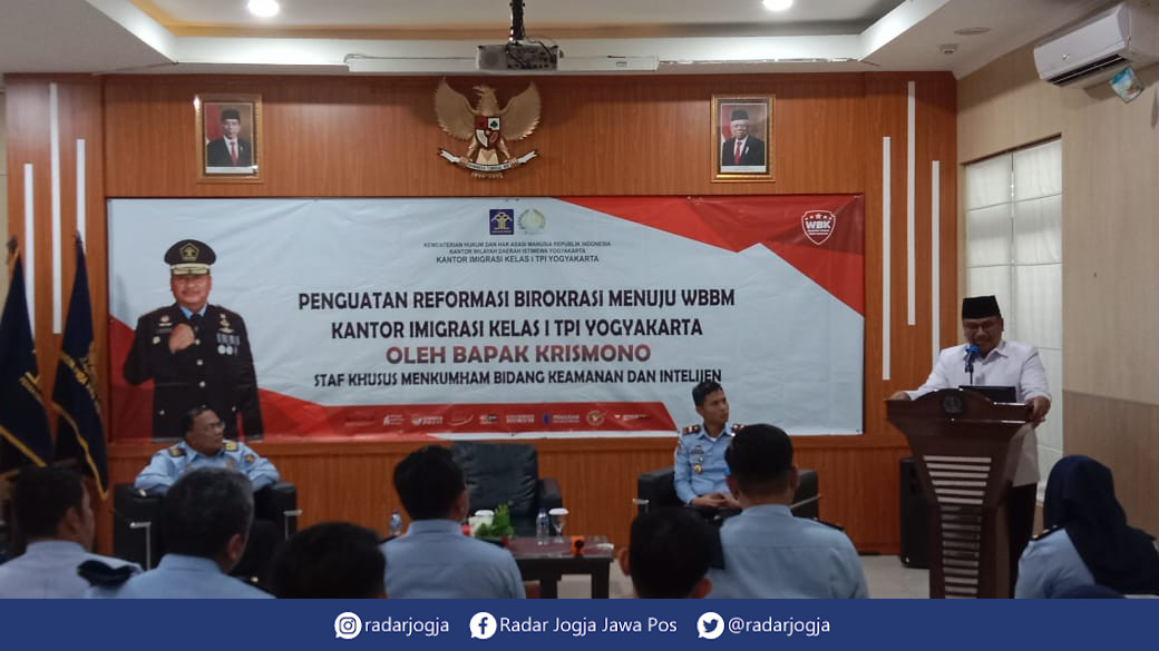 TINJAU : Staf Khusus Kementerian Hukum dan HAM Bidang Pengamanan dan Intelijen Krismono saat melakukan kunjungan ke Kantor Imigrasi Kelas I TPI Jogjakarta, Senin (12/6).