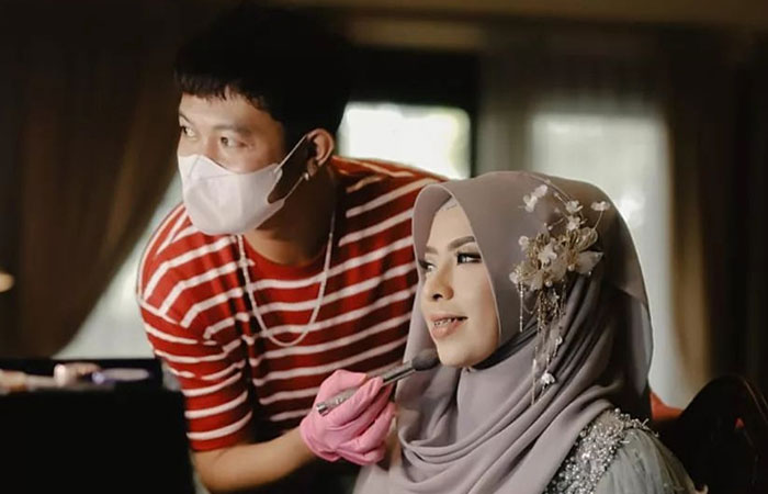 TERAMPIL: Sudah 10 tahun Gading menggeluti dunia make up. Meski dia seorang laki-laki, tapi kemampuannya tak diragukan lagi. Bahkan, ia kerap merias para pejabat hingga penyanyi seperti Vicky Shu.