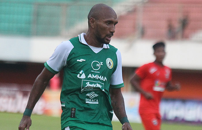 KAYA PENGALAMAN: Leonard Tupamahu menjadi tambahan amunisi terbaru lini belakang PSS Sleman. Dia langsung dimainkan saat PSS melakoni uji coba dengan Borneo FC, Minggu (11/6/2023).