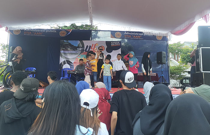 Keterangan Para Masyarakat Blunyahrejo berjoget bersama di acara jalan sehat Dies Natalis STIAN AAN ke-44 di lapangan belakang kampus.
