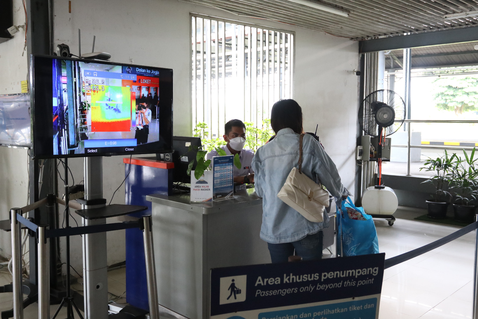 CEK : Seorang penumpang melakukan cek in tiket di Stasiun Jogjakarta.