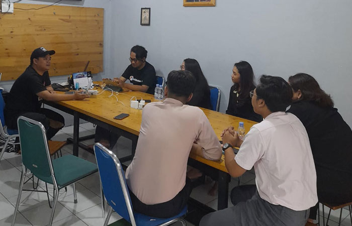 DISKUSI: Anggota Klikhukum saat mendiskusikan terkait bahasa hukum agar bisa dimengerti semua kalangan.