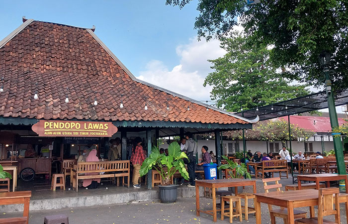 TRADISIONAL: Menu brongkos, makanan khas Jogja yang kini bisa dinikmati di Pendopo Lawas Alun-Alun Utara Jogja.