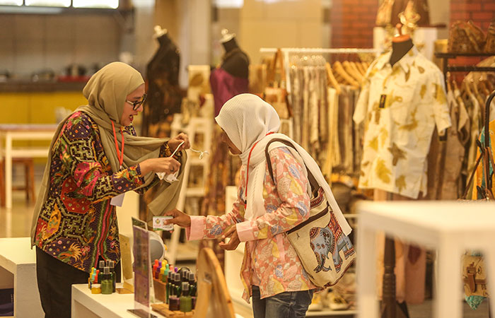 PRODUK LOKAL: Pengunjung mengamati koleksi peserta pameran The LoksTop #2 di Galeria Mall (13/6). Kegiatan ini bertujuan untuk mendorong pelaku UMKM Jogja agar dapat bersaing.