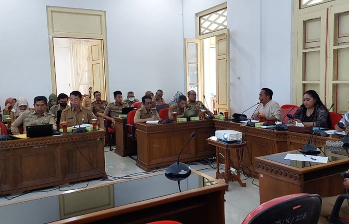 SERIUS - Tim anggaran pemerintah daerah (TAPD) baik dari Pemkab Gunungkidul maupun DPRD Gunungkidul menggelar rapat tertutup Selasa&nbsp;(13/6/23).