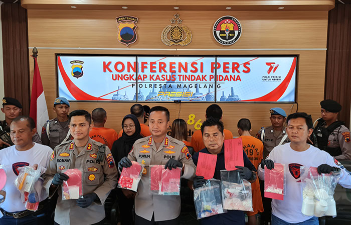 BERNASIB SIAL: Polisi menangkap lima tersangka atas kasus kepemilikan narkotika dan&nbsp;pengedaran&nbsp;obat keras yang tidak memenuhi standar.