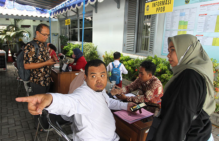 &nbsp;CARI KEJELASAN: Sejumlah orang tua calon siswa SMP di Kota Jogja mencari informasi terkait proses Penerimaan Peserta Didik Baru (PPDB) di kantor Dindikpora Kota Jogja,