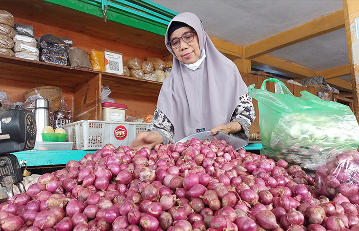 JADI SEPI: Pedagang saat menyiapkan bawang merah untuk pembeli di Pasar Beringharjo Jogja.