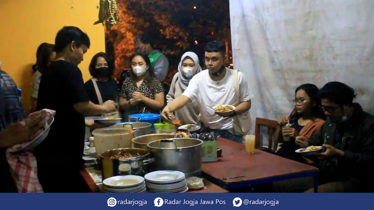 PILIH SENDIRI : Pecinta kuliner malam sedang memilih menu di warung Nasi Teri Gejayan Pak Dul.