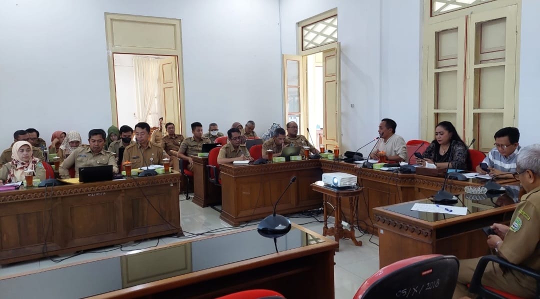 SERIUS - Tim anggaran pemerintah daerah (TAPD) baik dari Pemkab Gunungkidul maupun DPRD Gunungkidul menggelar rapat tertutup pagi tadi (13/6)