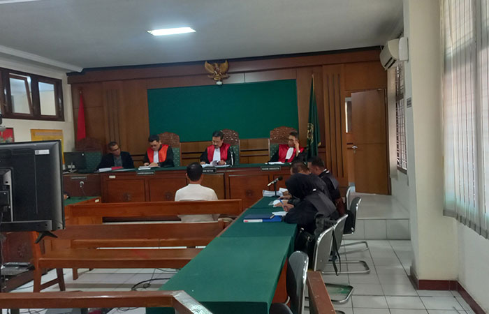 SIDANG PERDANA: Bagus Nur Edy Wijaya, terdakwa kasus korupsi dana kebersihan Stadion Sultan Agung saat mengikuti sidang perdana di Pengadilan Negeri (PN) Jogja Rabu (14/6/23).