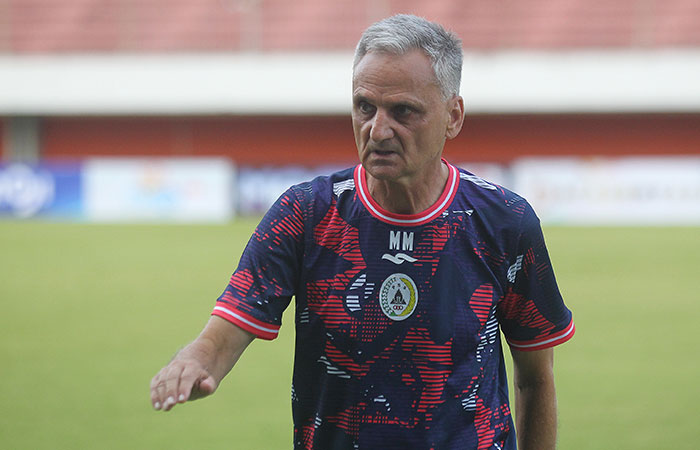 Pelatih PSS Sleman, Marian Mihail, tak ambil pusing dengan kerasnya iklim kompetisi sepak bola Indonesia. Dia siap menerima konsekuensi mundur atau berpisah dengan tim jika tidak memberikan dampak pos