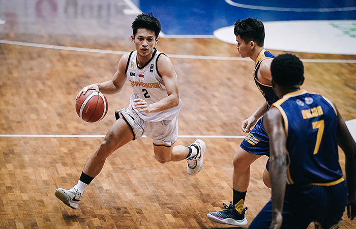 PERTADINGAN SERU: Pemain Bima Perkasa Samuel Devin (kiri) melewati hadangan pemain Satya Wacana Salatiga dalam laga IBL 2023 Seri 7 Bandung di C-Tra Arena, Bandung, Kamis (8/6/23).