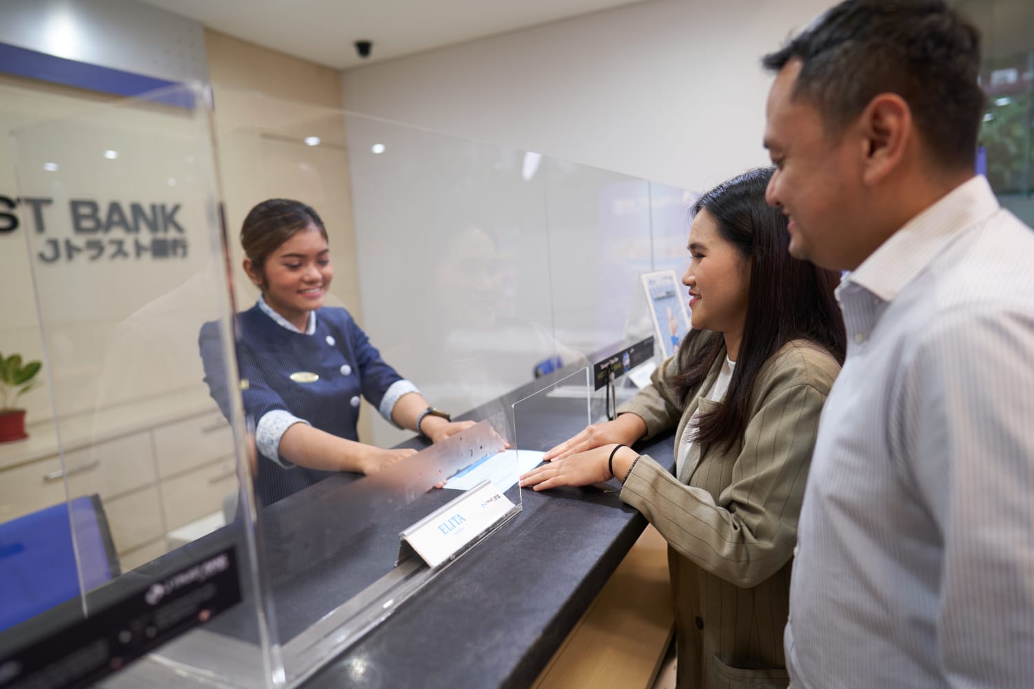 PELAYANAN : Merayakan delapan tahun kehadiran, J Trust Bank memberikan pelayanan perbankan berstandar Jepang untuk masyarakat Indonesia.