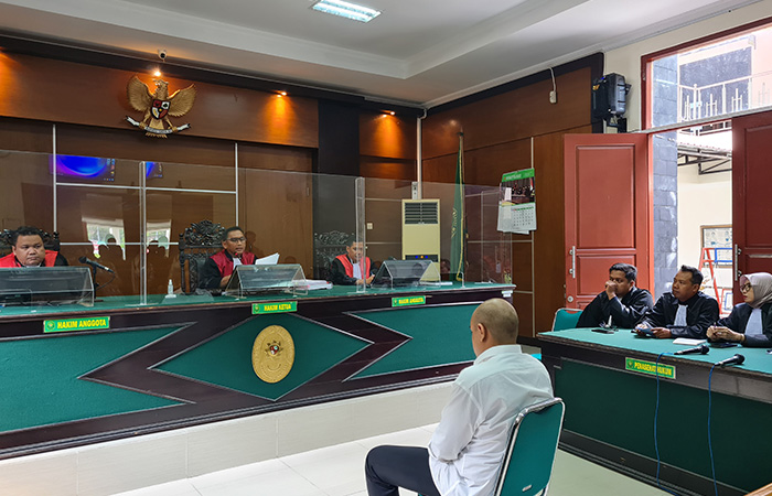 MENUNDUK: Dhio tampak tenang saat mendengar sidang pembacaan vonis oleh majelis hakim di ruang sidang utama PN Mungkid Kelas IB, Kamis (8/6) lalu.