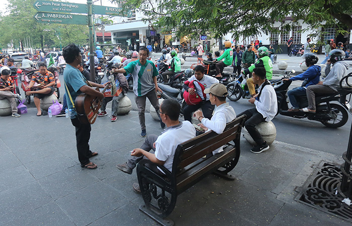 JADI SOROTAN: Pengamen beraktivitas di kawasan Malioboro, Jogja, saat sore hari Kamis(15/6/23). Pemkot Jogja akan melakukan evaluasi terkait regulasi penanganan pengamen di Malioboro ini.