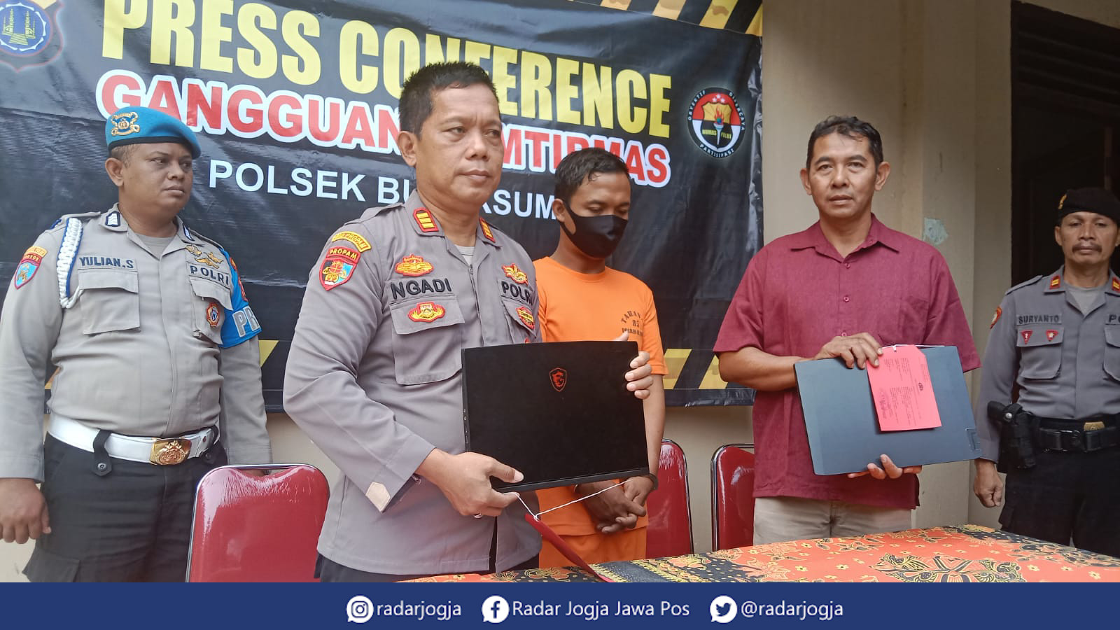 TERTANGKAP : Polsek Bulaksumur menggelar jumpa pers terkait pencurian dengan pemberatan yang berhasil membawa dua unit laptop di Mapolsek Bulaksumur, Kamis (15/6).