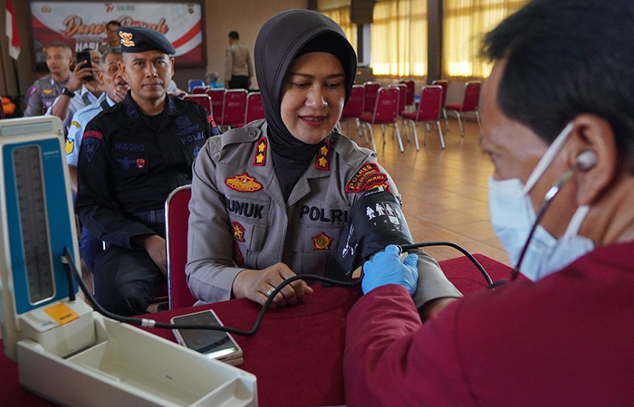 PENYELAMAT: Kapolres Kulonprogo AKBP Nunuk Setiyowati mendonorkan darahnya dalam gelar aksi peduli kemanusiaan dalam rangka HUT Ke-77 Bhayangkara di aula iKulonprogo.