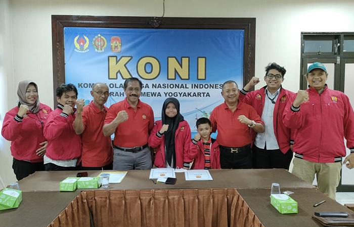 PRESTASI: Pengurus KONI DIJ dan Pengda Percasi DIJ melepas dua pecatur muda Shafira Devi Herfesa dan Miko Vincencius Firrery Zega di kantor KONI DIJ, Rabu (14/6).DOKUMEN KONI DIJ