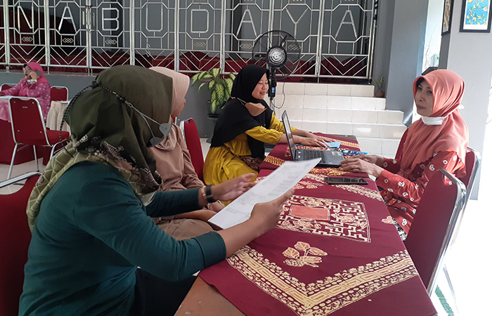 Salah seorang tua siswa saat melakukan aduan di SMA Negeri 2 Bantul pada Kamis (15/6). Dalam sehari, di sekolah tersebut setidaknya ada 50 aduan terkait dengan PPDB.