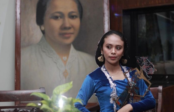 KARENA CINTA : Anisyah Padmanila Sari bersama wayang kulit yang dimiliki. Meski dunia pedalangan banyak diisi oleh kaum adam, Anisyah tetap pede dan terus belajar untuk menjadi dalang.