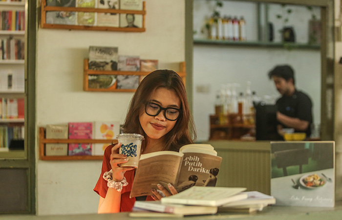 Fenomena banyaknya kafe literasi menjadi bukti adanya peningkatan minat literasi di kalangan anak muda