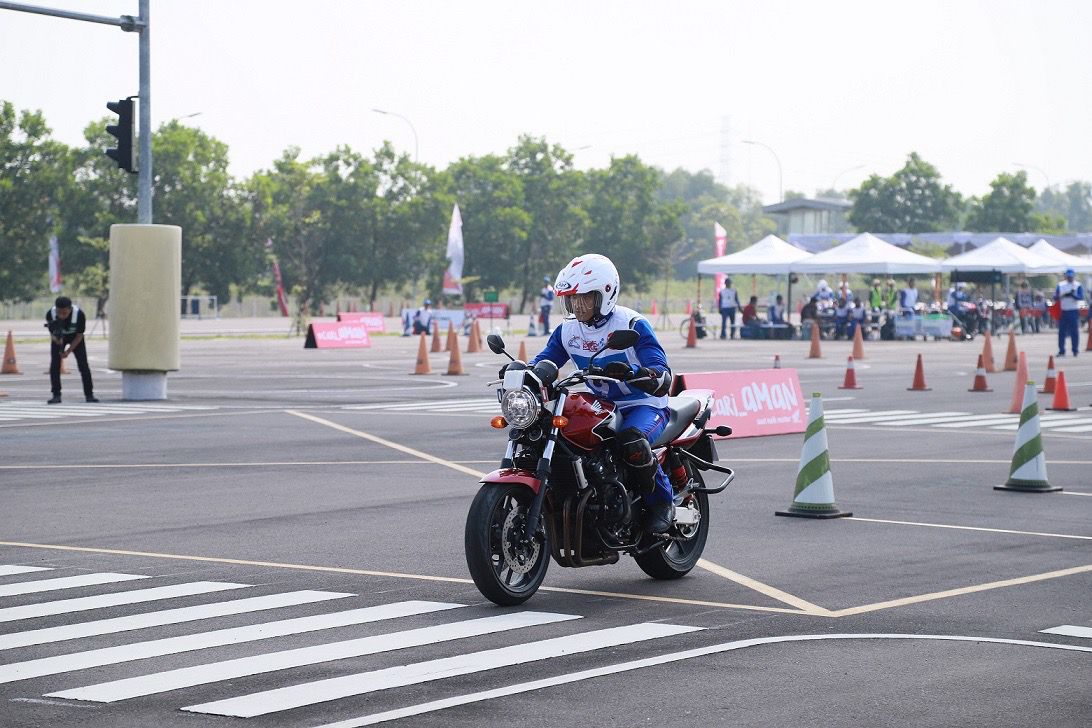 CERMAT : PT Astra Honda Motor (AHM) kembali menguji sekaligus mengalibrasi kompetensi instruktur safety riding Honda melalui The 14th Astra Honda Safety Riding Instructors Competition (AHSRIC) 2023.