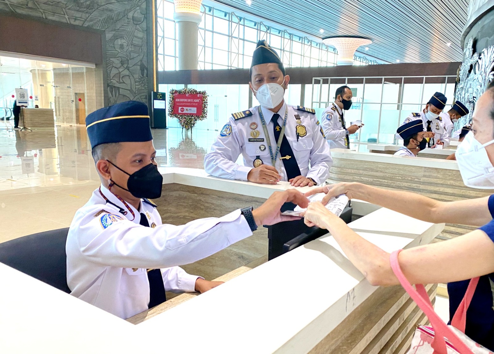 KETAT : Petugas Tempat Pemeriksaan Imigrasi (TPI) Yogyakarta International Airport memeriksa dokumen penumpang untuk mengantisipasi Pekerja Migran Non Prosedural.