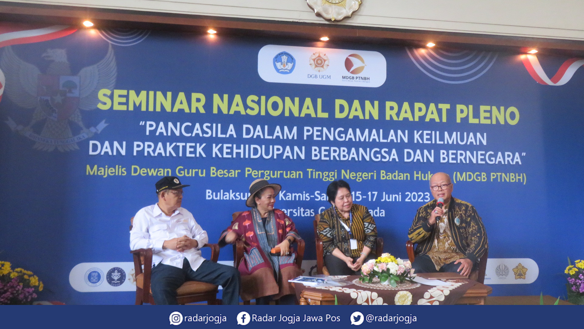 TOKOH : Para Guru Besar lintas Universitas saat hadir di Seminar Nasional Pancasila dalam Pengamalan Keilmuan dan Praktik Kehidupan Berbangsa dan Bernegara di Balai Senat UGM Jogjakarta, Jumat (16/6).