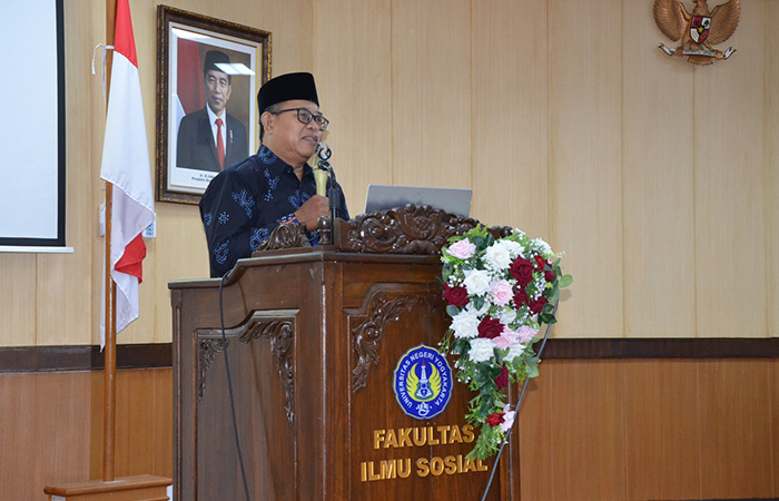 Staf edukatif FAI Universitas Ahmad Dahlan Waharjan saat mengisi sarasehan kesehatan dan psikologi purnakarya UNY. Di Gedung IDB Fakultas Ilmu Sosial Hukum dan Ilmu Politik (Fishipol) UNY, (16/6/23).
