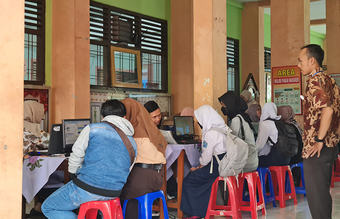 VERIFIKASI: Pada hari kedua PPDB tingkat SMA/SMK (16/6), animo peserta didik semakin meningkat. Seperti terlihat di SMKN 3 Magelang ini.