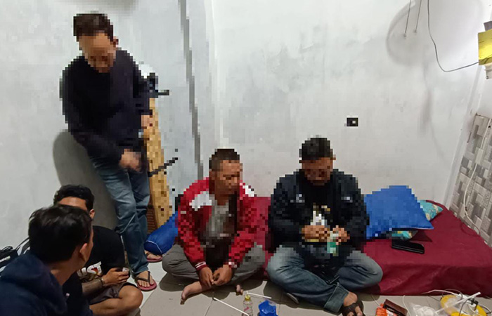 DIKEMAS BERBAGAI PAKET: Penangkapan dua tersangka pengedar narkoba berikut barang bukti hasil transaksi yang disita petugas BNNP DIJ.