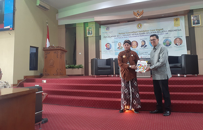 Rektor UPN Irhas Effendi saat foto bersama dengan Kepala Badan Strategi Kebijakan Luar Negeri, Kementrian Luar Negeri RI Yayan G. H. Mulyana di UPN Veteran Jogjakarta.