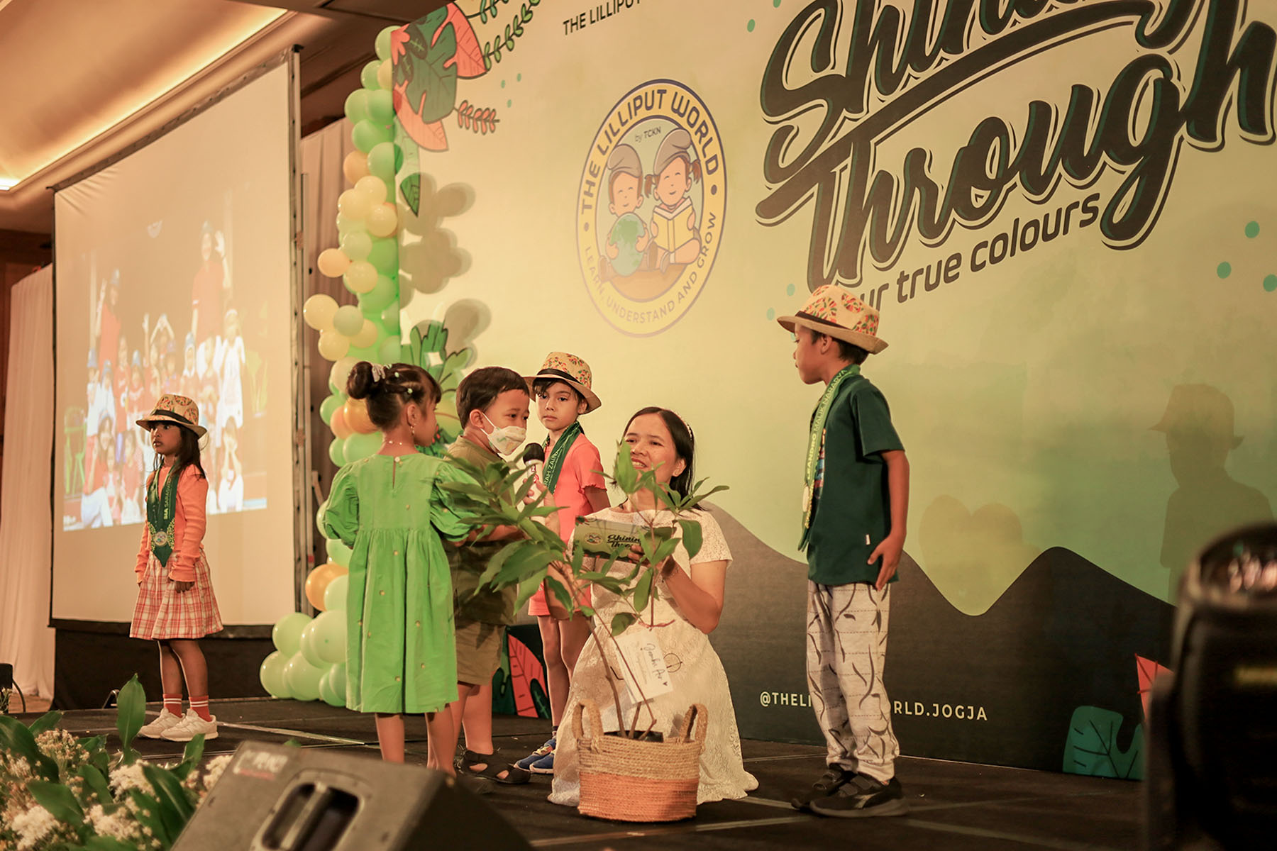 THE LILIPUT WORLD: Wisuda kelulusan anak-anak dengan memberikan pohon untuk ditanam. (ISTIMEWA)