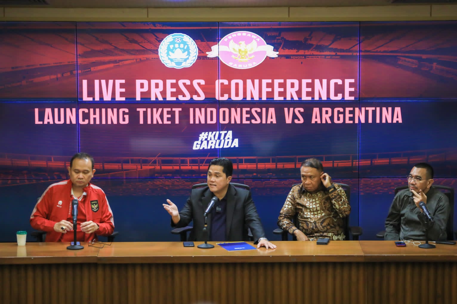Pertandingan bersejarah yang mempertemukan juara dunia 2022, Tim Nasional (Timnas) Argentina melawan Indonesia akan segera berlangsung.
