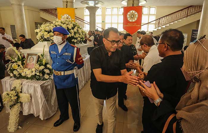 KEHILANGAN: Menteri Perhubungan Budi Karya Sumadi menyalami keluarga dan civitas UGM saat penghormatan kepada Guru Besar Ekonomi UGM yang juga mantan Watimpres Sri Adiningsih di Balairung UGM.