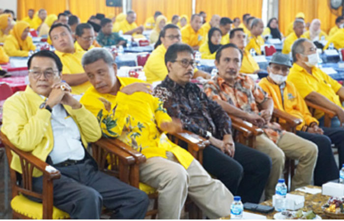 DI TENGAH BERINGIN: Anggota DPD RI yang juga kader Muhammadiyah M. Afnan Hadikusumo (tiga dari kiri) menghadiri acara pembekalan caleg DPRD se-DIY dari Partai Golkar, Minggu&nbsp;(18/6).