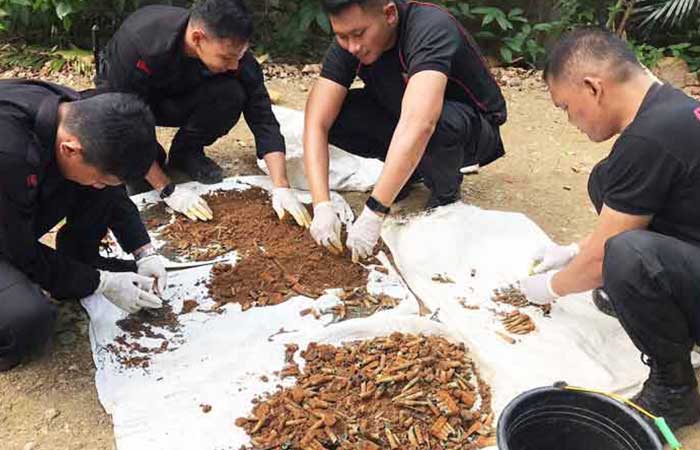 DIAMANKAN:&nbsp;Polisi saat melaksanakan pengamanan ratusan butir peluru di sebuah pekarangan warga yang beralamat di Padukuhan Manggung, Wukirsari, Imogiri, Bantul pada Sabtu (17/6).