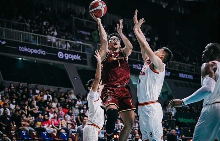 KETAT: Pemain Bima Perkasa Nuke Tri Saputra (tengah) berusaha memasukkan bola ke dalam ring dalam laga IBL 2023 Seri 8 Jakarta melawan Pelita Jaya di Britama Arena, Jakarta, Sabtu (17/6).