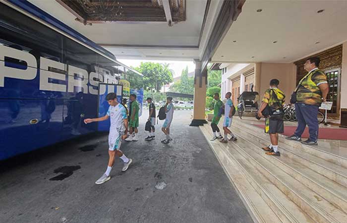 PILIHAN KLUB: Para pemain Persib Bandung yang menginap di Prime Plaza Hotel Jogjakarta saat hendak memasuki bus menuju lapangan untuk latihan.