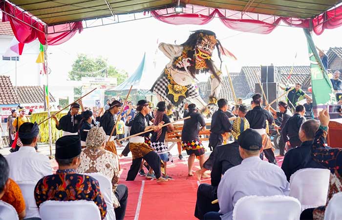 ATRAKSI BUDAYA: Para warga di Desa&nbsp; Giritengah, Borobudur melaksanakan gelar budaya sekaligus memperingati hari jadi&nbsp; ke-352, Sabtu (17/6).