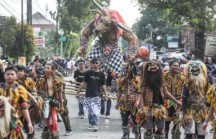 KOMPAK: Peserta melakukan Kirab Budaya Bedhol Perojo di sepanjang Jalan Godean, Sleman Minggu&nbsp;(18/6). Kegiatan itu digelar dalam rangka HUT Ke-75 Kalurahan Sidoarum.