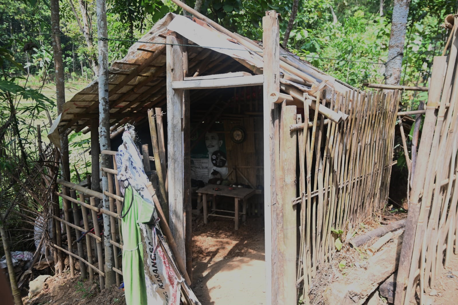 HIDUP TAK LAYAK : Sarjum, 53, warga Desa Totogan, Kecamatan Karangsambung hidup di sebuah gubuk reot yang terbuat dari barang bekas. (PROKOPIM KEBUMEN)