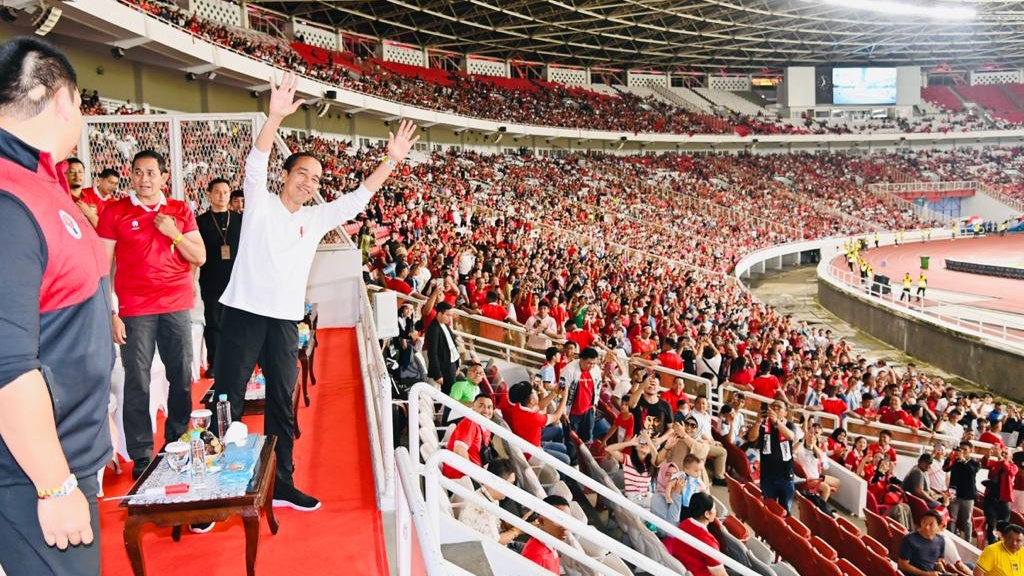 FANS: Presiden Joko Widodo di Gelora Bung Karno Jakarta menyaksikan laga Timnas Indonesia kontrak Argentina.